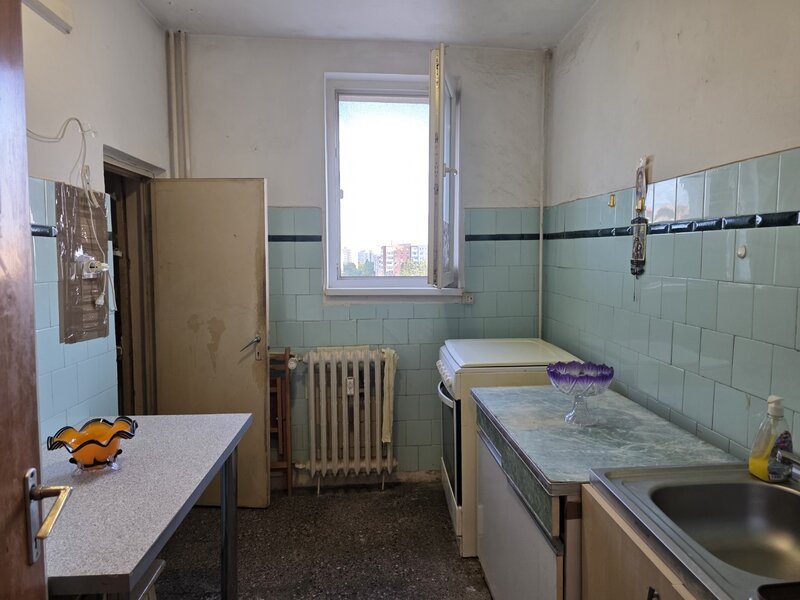 Titan, 10 minute metrou, chiar la parcul Titanii, pe Postavarul, bloc 1976