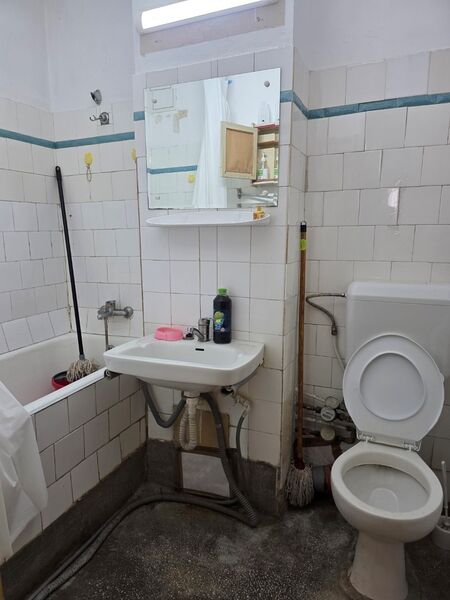 Titan, 10 minute metrou, chiar la parcul Titanii, pe Postavarul, bloc 1976